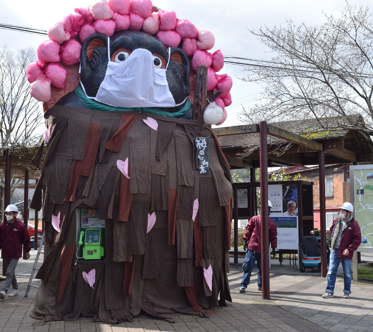 巨大タヌキ、春の装い　満開の桜表現、マスクも新調