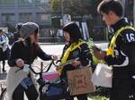 自転車運転中のイヤホンや携帯電話の使用禁止を呼びかける京都大の学生たち（2013年11月、京都市左京区の百万遍交差点）