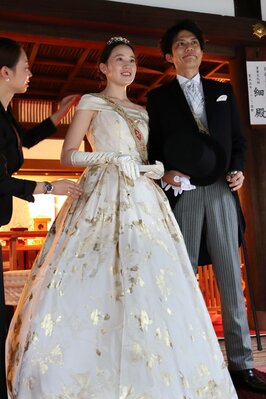 皇后さま着用 ローブデコルテ 問い合わせ殺到 ウェディングドレスで人気急上昇 文化 ライフ 地域のニュース 京都新聞