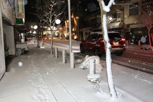 路面に雪が積もり始めた宮津駅前（１月１３日午後８時５分、京都府宮津市鶴賀）