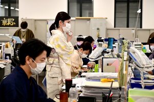 「仕事始め」に当たり、和装振興のため着物姿で働く京都市の職員ら（４日午前１０時２２分、京都市中京区・市役所）
