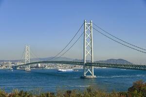 　兵庫県の神戸市（奥）と淡路島を結ぶ明石海峡大橋＝２０１９年