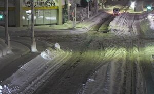 大雪となった彦根市内（27日午前6時半、国土交通省滋賀国道事務所HPより）