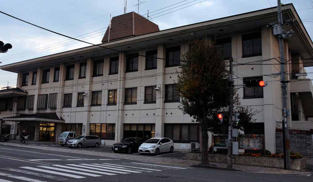 女性の顔殴り書類送検の巡査、京都地検が不起訴　示談成立