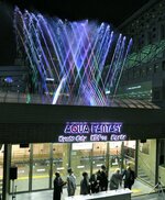 お披露目の式典で、音楽と光の演出に合わせて水が飛び出す「音楽噴水」。新型コロナウイルスの影響で現在は休止している（２０１０年８月１１日、京都市下京区・京都駅北口広場）
