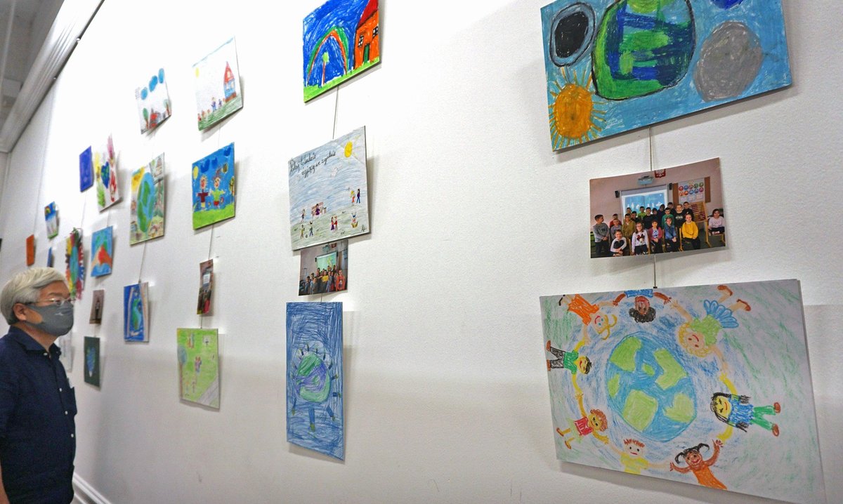 ポーランドの児童ら、平和の思い絵画に　滋賀大学生制作の動画が縁で展示会