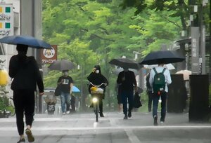 当初「梅雨入りしたとみられる」と発表された日は、京都市内も雨が降り続いた（2021年5月16日、京都市中京区）