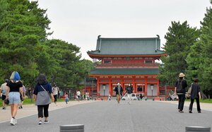 夏休み中も観光客らの姿がまばらな平安神宮周辺（１１日午後、京都市左京区）
