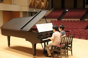フルコンサートピアノで連弾を楽しむ子どもたち（京都府舞鶴市浜・市総合文化会館）