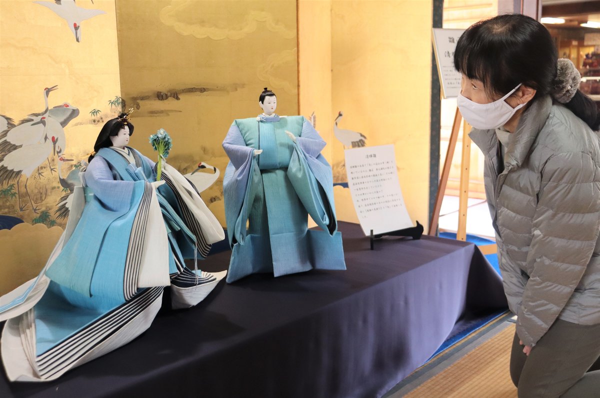青いひな人形「医療従事者に感謝」　20代から病気治療の作家　滋賀の近江商人屋敷で展示