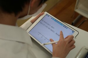 高校の授業で使われているタブレット端末。２０２２年度から全ての京都府立高で新入生に原則自費での購入が求められる