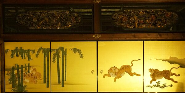 遠侍 一の間 障壁画「竹林群虎図」と欄間彫刻（写真は京都市提供）