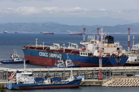ロシア・ナホトカの港に停泊する石油タンカー＝６月（ロイター＝共同）