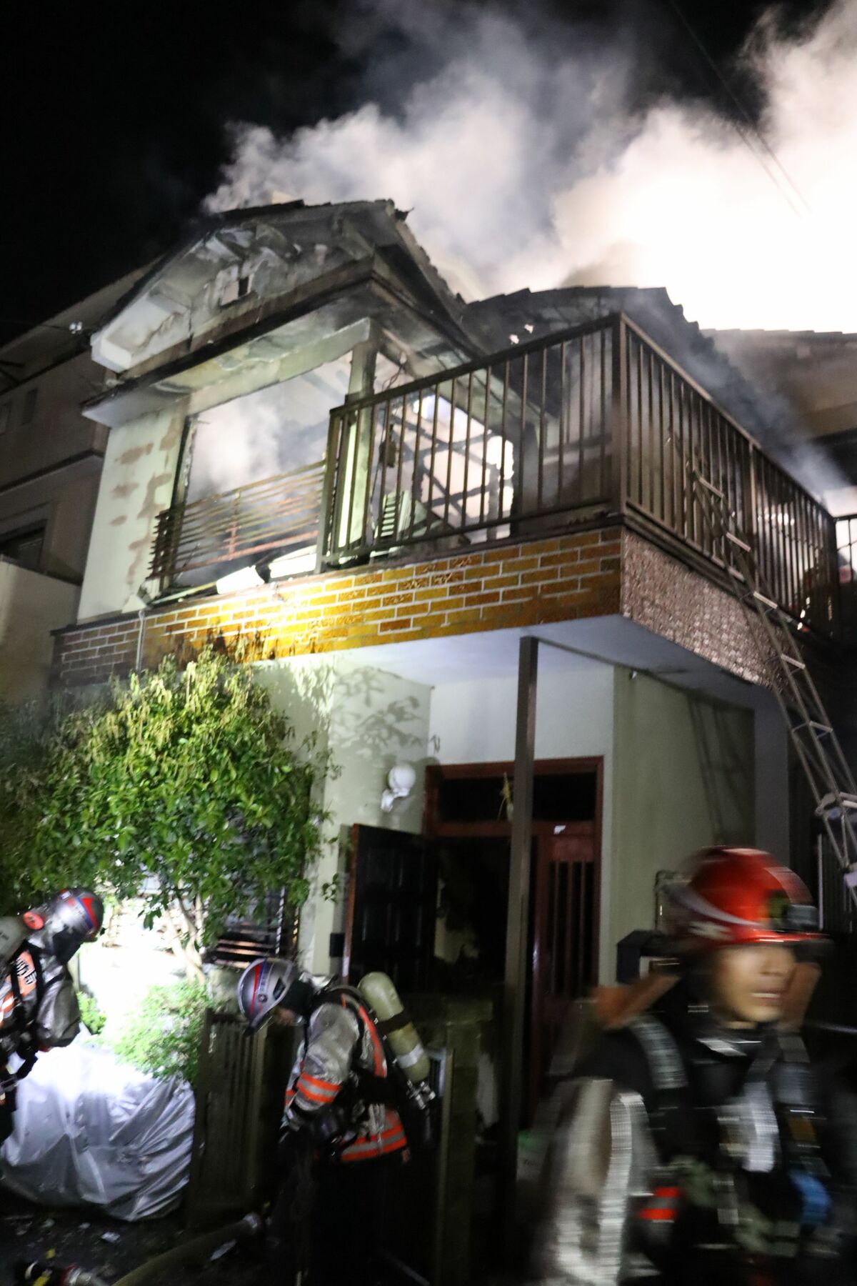 【速報】京都市西京区で深夜に民家火災「2階が真っ赤に燃えていた」　三男が軽傷、次男も搬送
