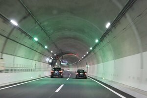 新名神高速の開通区間のトンネル（大阪府茨木市）
