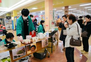 京丹後産の茶を試飲する買い物客（与謝野町加悦・ショッピングプラザウイル）