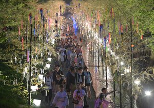 2016年の「京の七夕」で堀川沿いの七夕飾りを楽しみながら歩く観光客ら（京都市中京区）