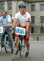 世界環境デーにちなんだ自転車活用議連のイベントに参加した谷垣氏（2006年6月5日、国会議事堂前）