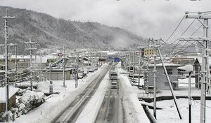 大雪となっている木之本IC付近の国道８号の状況（2月5日午前11時ごろ、滋賀国道事務所提供）