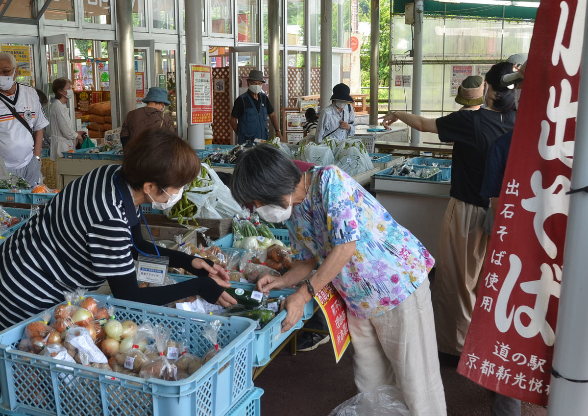 和牛焼き肉丼など割安販売に列　道の駅「京都新光悦村」で開業18周年記念セール