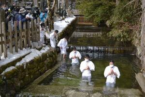 　高野山奥の院の「水行場」で行われた「寒中水行」＝３０日午前、和歌山県高野町