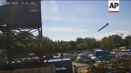 ウクライナ・クレメンチュクのショッピングセンターへのミサイル攻撃とされる映像＝６月２８日公開（ウクライナ大統領府提供・ＡＰ＝共同）