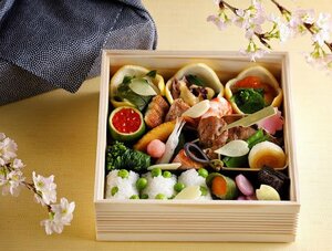 京都ホテルオークラが春の行楽シーズンに合わせて販売するお花見弁当