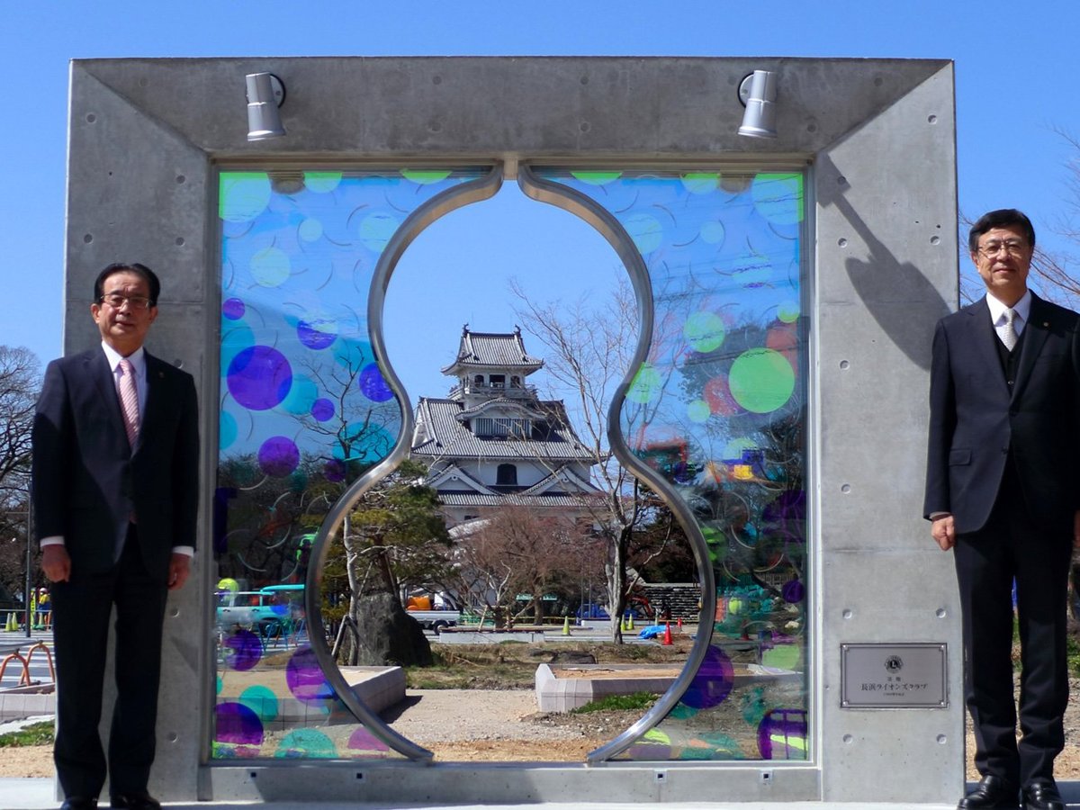 ガラスのひょうたん　秀吉ゆかりの長浜城の歴史望む　豊公園に写真映えモニュメント