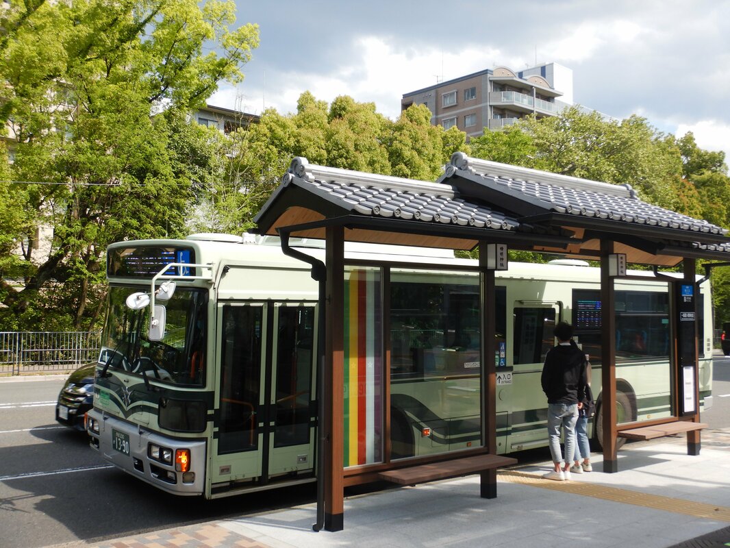 景観に配慮 バス停留所に 瓦屋根 京都 晴明神社前 観光 地域のニュース 京都新聞