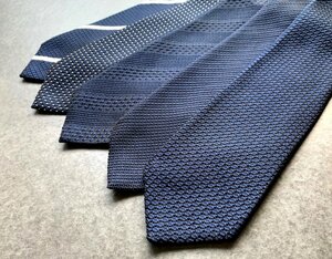 英高級紳士服店ハンツマンで販売されているクスカの手織りネクタイ