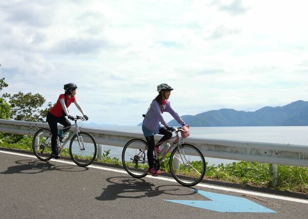 ビワイチを楽しむ自転車愛好家ら（２０１９年、長浜市）＝滋賀県提供