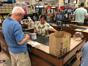 プラスチック製レジ袋が禁止されているハワイ州のスーパー。州統一デザインの紙袋が使われている（５月、ホノルル市）＝ＮＰＯ法人プロジェクト保津川提供