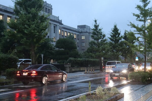 強い雨が降り続く大津市内（５日午後７時１５分、滋賀県庁前）