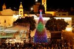 ４日、パレスチナ自治区ベツレヘムで、イルミネーションがともった巨大なクリスマスツリー（共同）