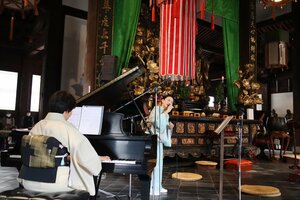 本堂にグランドピアノを置いてコンサートが開かれた黄檗売茶流文化祭（宇治市五ケ庄・万福寺）