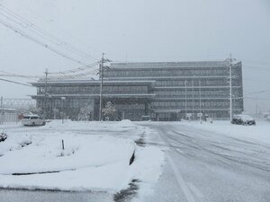 大雪となった米原市役所付近（５日午後０時15分ごろ）