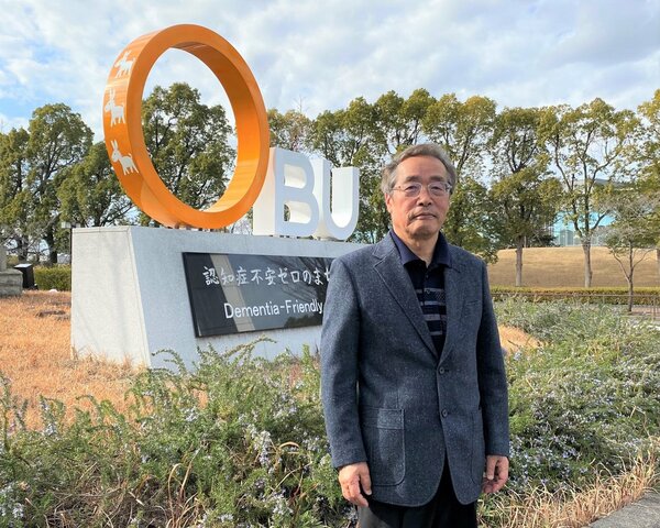 愛知県大府市の認知症条例を記念するモニュメント前に立つ高井隆一さん。最高裁判決を受け、全国に先駆けて条例が制定された