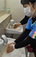 自動水栓になった体育館の手洗い場（向日市森本町・市民体育館）
