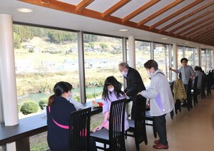 由良川や山を眺めながら食事や休憩ができるよう新設されたフードコート（京丹波町坂原・道の駅「和」）