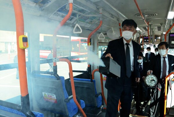 バスの換気能力を確認するために車内で煙を出す関係者（京都市伏見区・京都運輸支局）