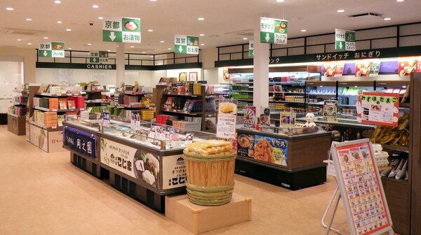 京都などの土産物を取りそろえたショッピングコーナー