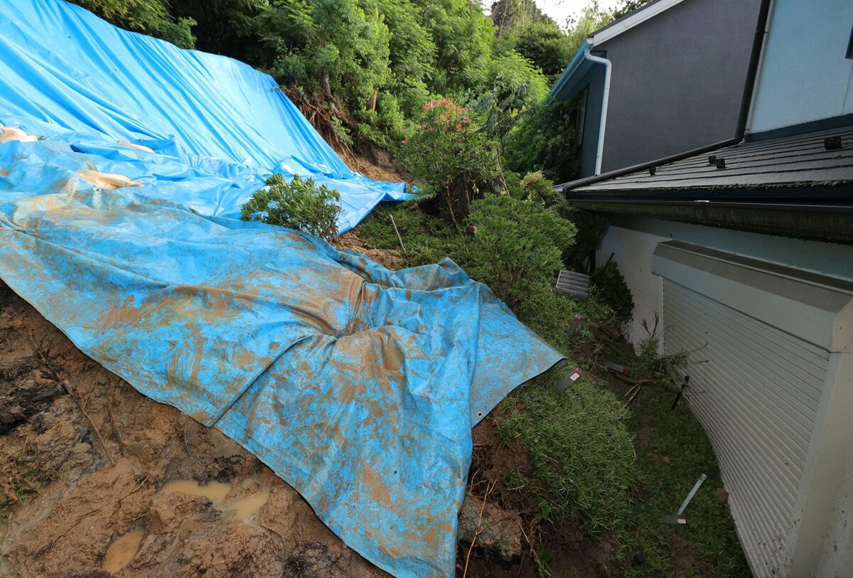 斜面14メートル崩落、民家に流入　滋賀・大津で大雨被害