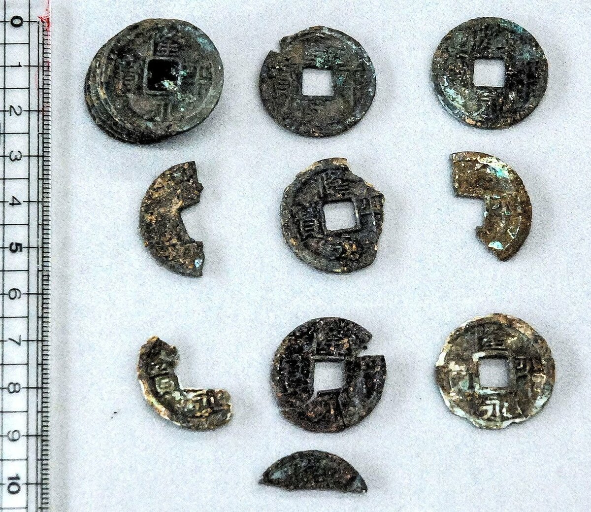 滋賀・多賀で平安初期の銅銭「隆平永宝」出土 79年前にも付近で大量