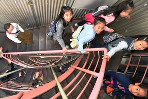 塔内部にある階段を上る子どもたち（２０１７年３月、京都市下京区・京都タワー）