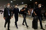 １６日、オーストラリア・メルボルンの空港に入るジョコビッチ選手（左から２人目）（ロイター＝共同）