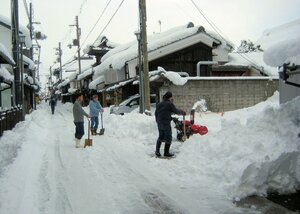 北国街道や駐車場の雪をかく住民ら（７日午前１０時ごろ、滋賀県長浜市元浜町）