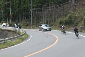 山間部のカーブを走る自転車（京都市北区中川）