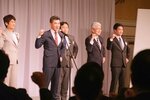 立憲民主党の臨時党大会で、新代表に選出された泉健太氏（左から２人目）＝１１月２９日、東京都内