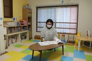 保育スタッフに子どもを預け、仕事や作業に集中できる「オトナリラボ」。芳野さんは働く親たちの悩みや課題に日々触れている（京都市下京区）