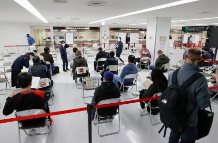 国際線で成田空港に到着した人たち。政府は新型コロナウイルスの新たな変異株「オミクロン株」の急拡大を受けた水際対策の強化措置として、全世界を対象に外国人の入国を禁止すると発表した＝２９日午後